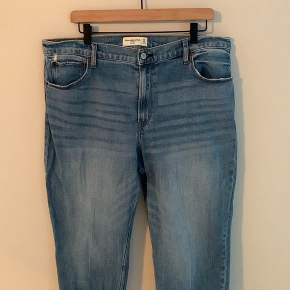 Abercrombie & Fitch The Mom High Rise Jeans - Picture 2 of 11